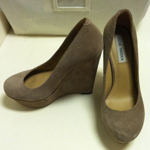 Steve Madden grey felt wedge. SIZE 7. Steve Madden grey felt wedge. SIZE 7.