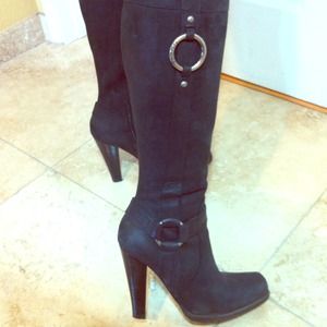 Beautiful fall boots, black suede texture