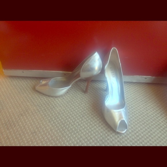 Silver Guess heals in size 8 - Picture 1 of 1