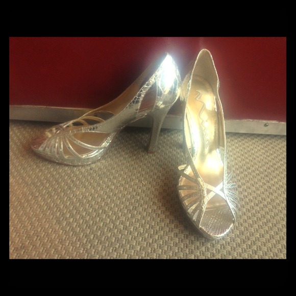 New Nina silver heals in size 8.5 with open toe