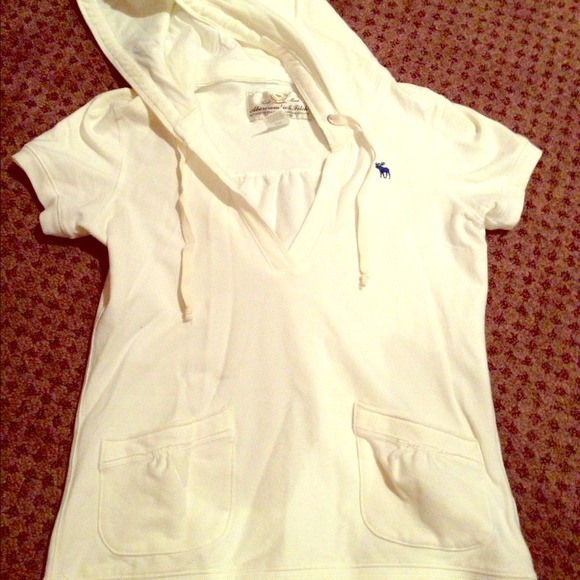 Thick white hooded v-neck top