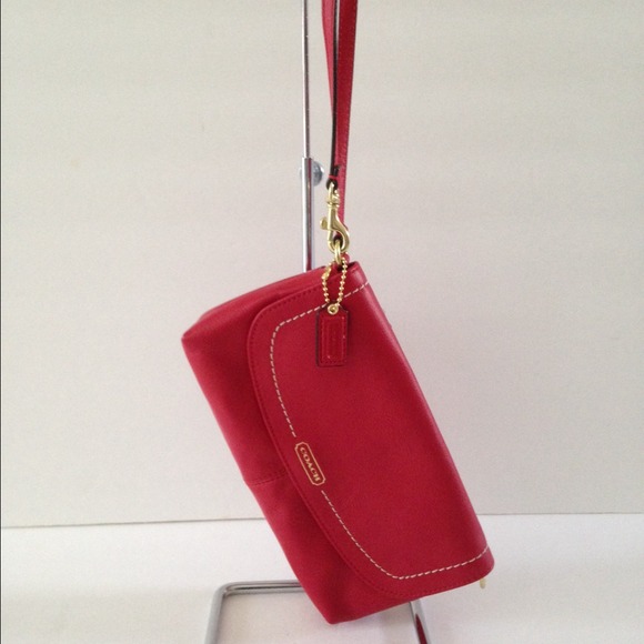 💢SOLD 💢NWT Coach Red Leather large flap wristlet - Picture 2 of 4