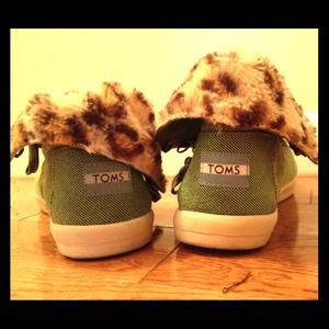 HOLD!! 7.5 leopard and teal TOMS Botas HOLD!!