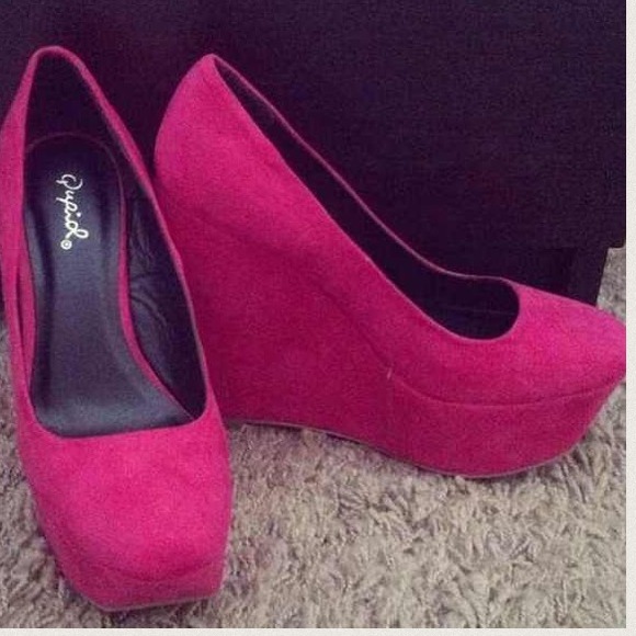 🔴SOLD🔴 NEW fuchsia wedges - Picture 2 of 4