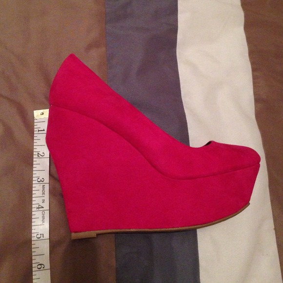 🔴SOLD🔴 NEW fuchsia wedges - Picture 4 of 4