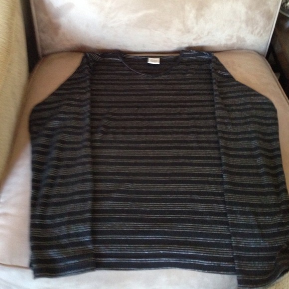 Long sleeve v neck shirt