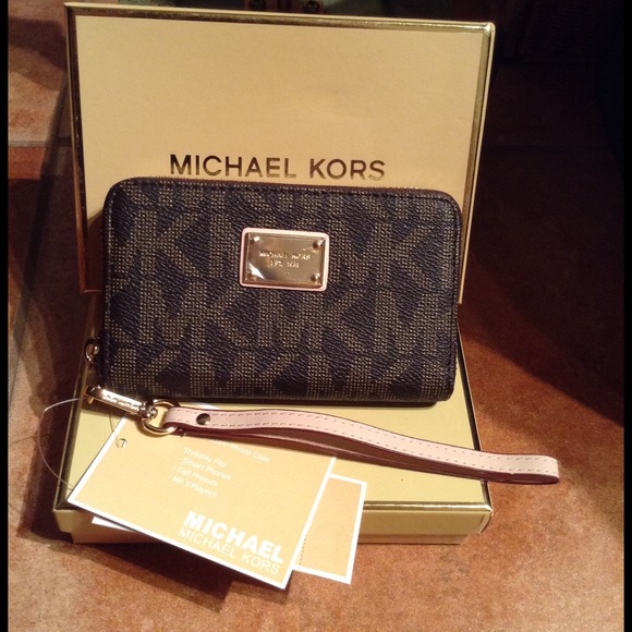 Reserved✋MK zipper wristlet for iPhone 4,5