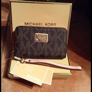 Reserved✋MK zipper wristlet for iPhone 4,5