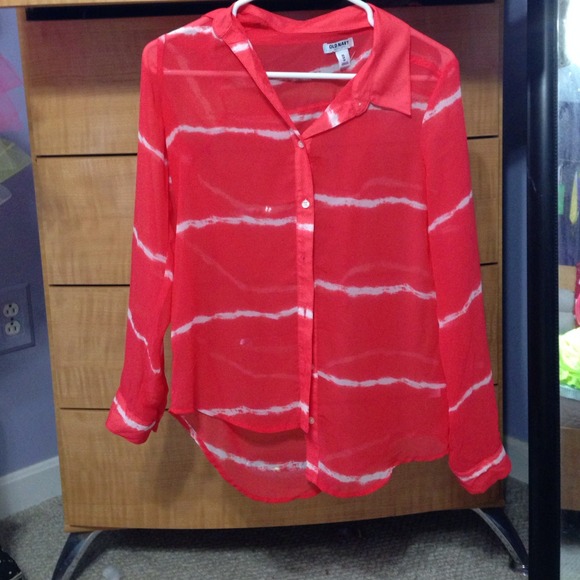 Cute red top!