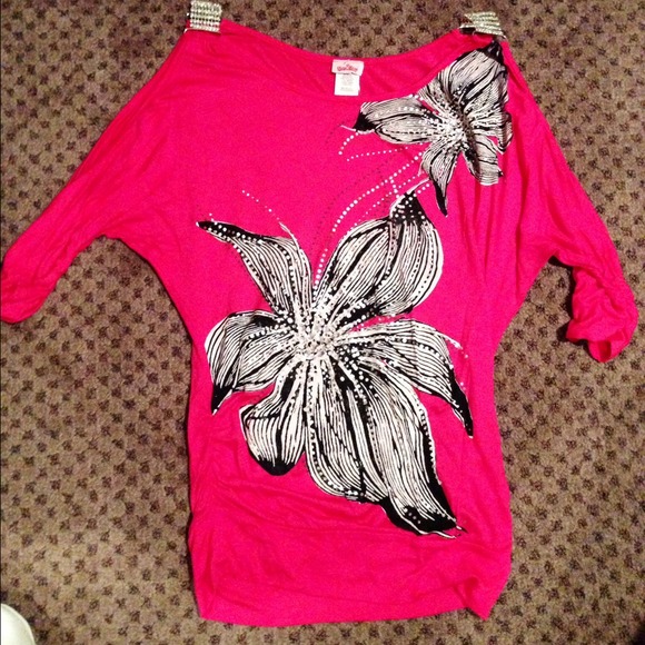 Cut out shoulder top, still has tag!