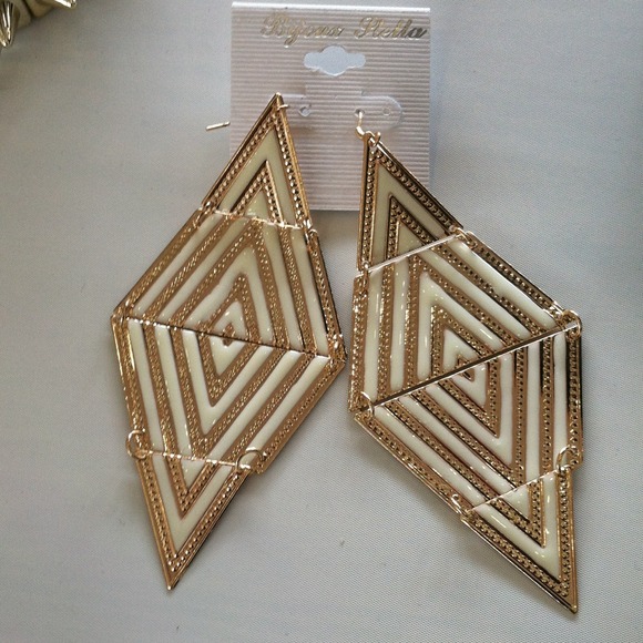 Diva Earrings - Picture 1 of 3