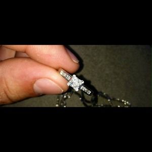 Women's diamond ring