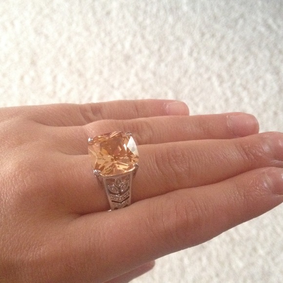 ✅Pretty decorative ring set in silver