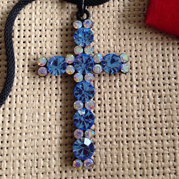Gorgeous cross necklace - Picture 2 of 3