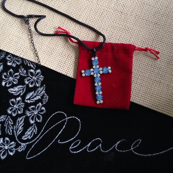 Jewelry - Gorgeous cross necklace