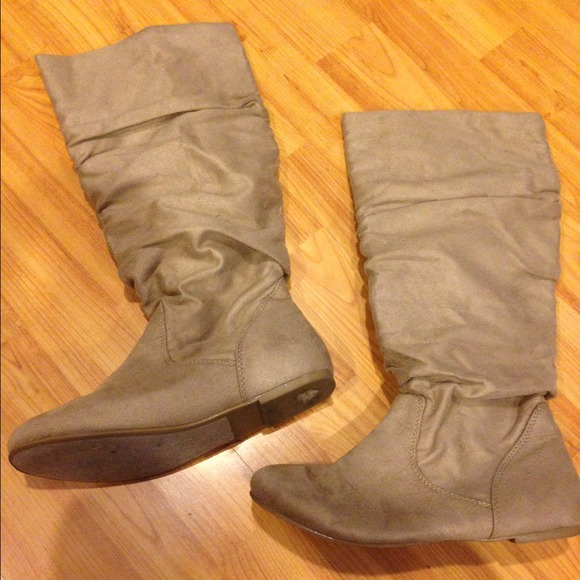 Tan slouchy boots is size 7