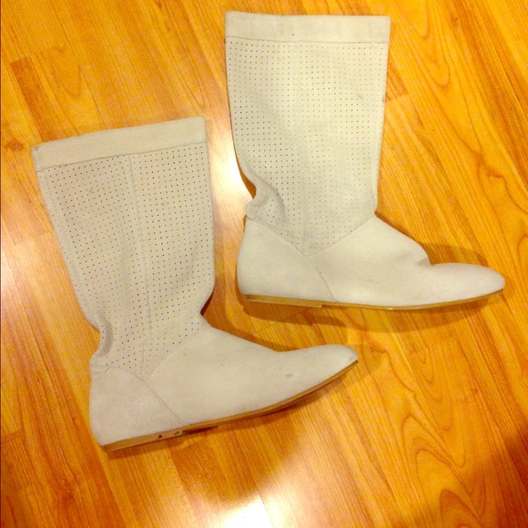 Light tan boots size 7.5
