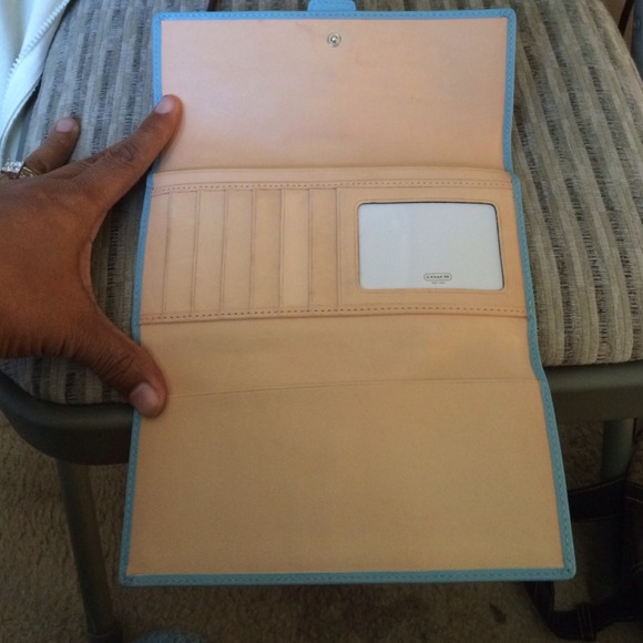 💯% Authentic Coach Wallet - Picture 2 of 3