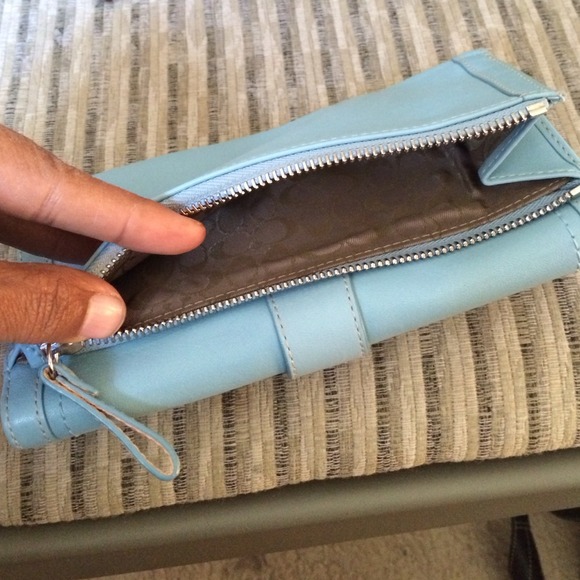 💯% Authentic Coach Wallet - Picture 3 of 3