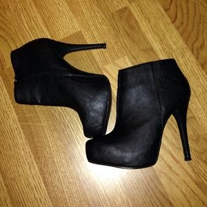 Black leather pump