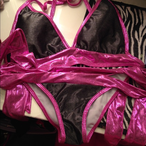 Bikini - Picture 3 of 4