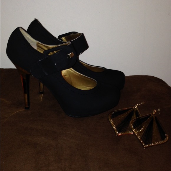 Sexy Black and Gold Pumps🚫sold🚫