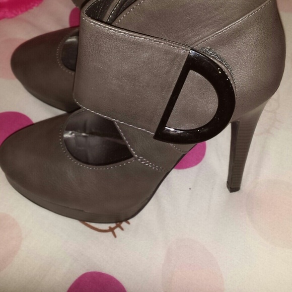 Heels - Picture 3 of 3