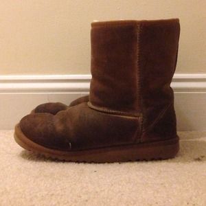 Chestnut uggs size 4 but fit a 5 or 6