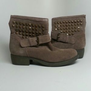 ★sold★STEVE MADDEN OUTTLAWW BOOTIES US 6 & 10