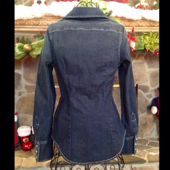 Chambray shirt NWT 🙆 not sure if I want to sell🙆 - Picture 2 of 3