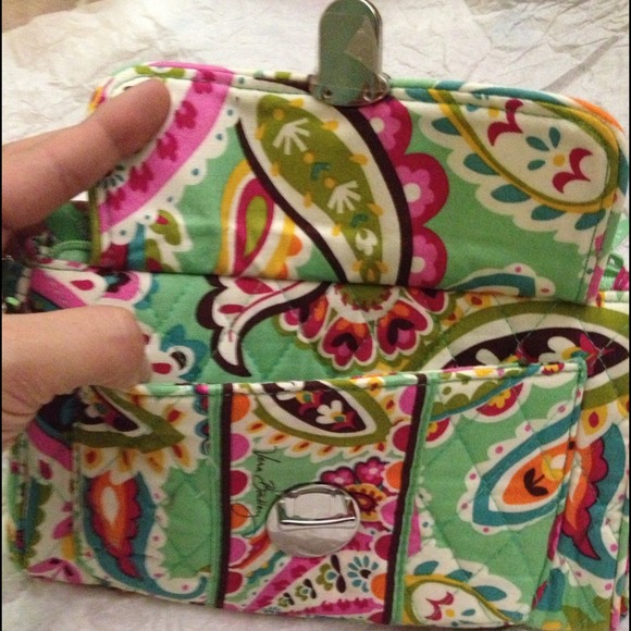 SOLD Vera Bradley Pushlock Wristlet Tutti Frutti - Picture 4 of 4