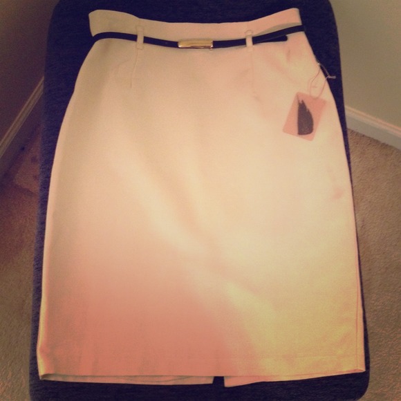 New with tags! Light pencil skirt!😍