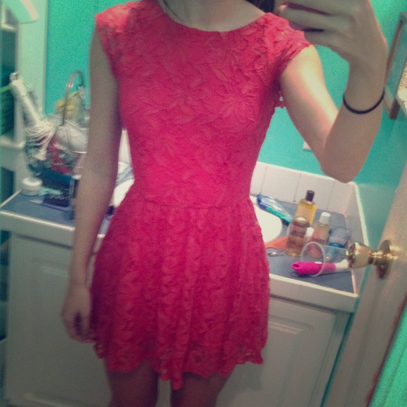 ✨2x Host Pick!😀✨🌟Gorgeous coral lace mini dress