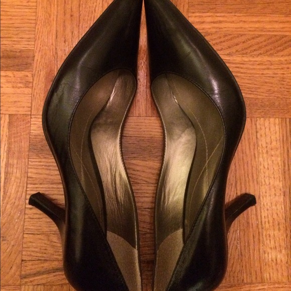 Audrey Brooke Black Pumps - Picture 2 of 4