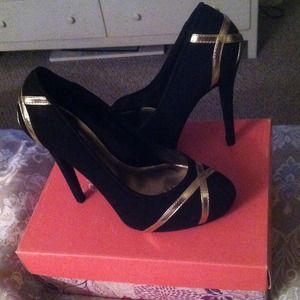 Black and gold 4 inch heel pumps super sexy!