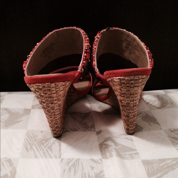 Super cute Summer wedge or date to wear in Winter! - Picture 3 of 4