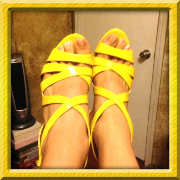 🔴SALE was $25 Yellow patent leather strap shoes - Picture 2 of 4
