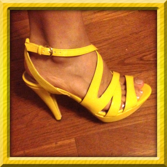 🔴SALE was $25 Yellow patent leather strap shoes - Picture 3 of 4