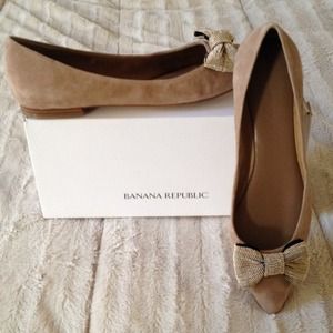 Gorgeous Banana Republic Suede Light Brown Flats