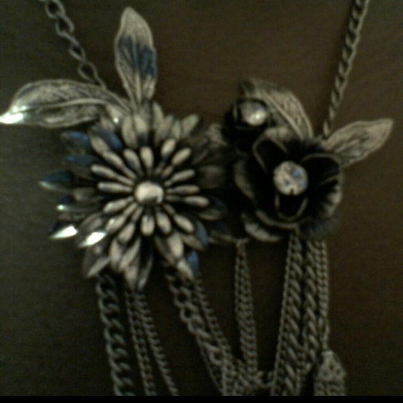 Vintage flower necklace - Picture 2 of 2