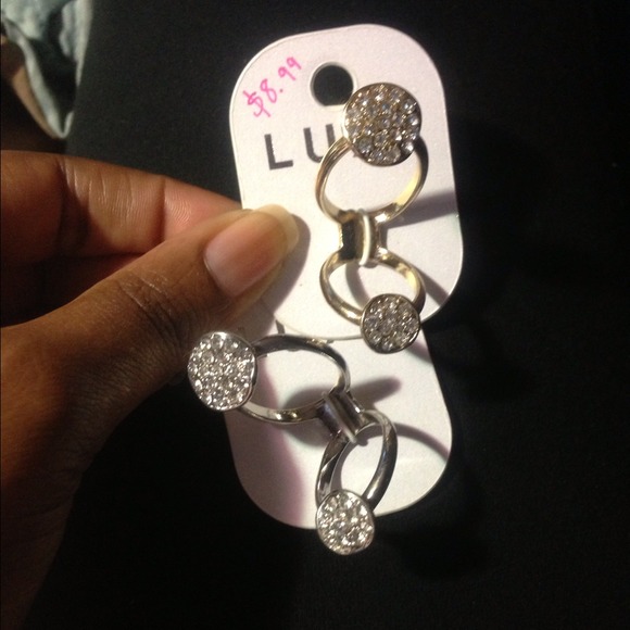 Double circle knuckle ring w/ rhinestones.