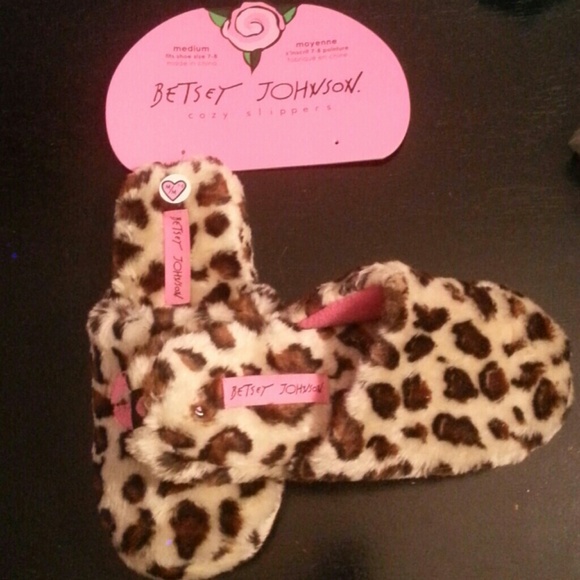 NWT. Betsey johnson slippers