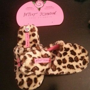 NWT. Betsey johnson slippers