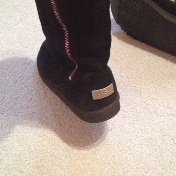 UGGS - Picture 2 of 2