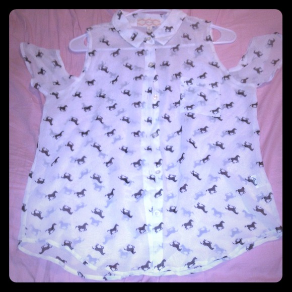 Cut out shoulder, sheer horse top