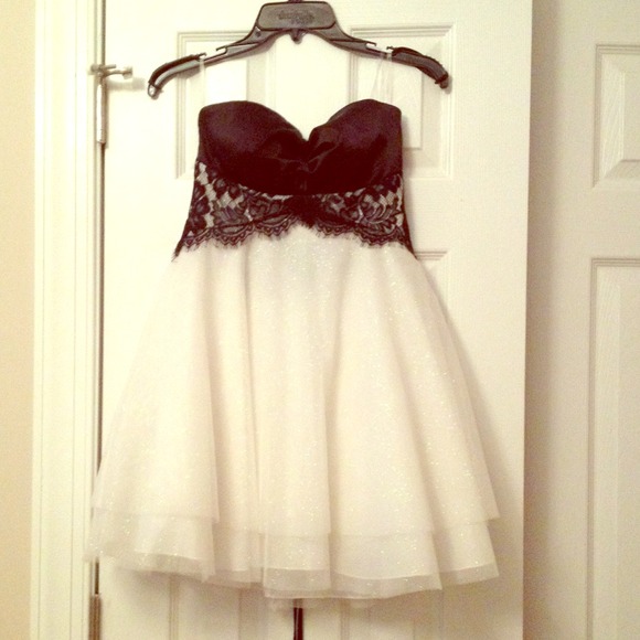 🎉REDUCED🎉Strapless lace embellished prom dress.