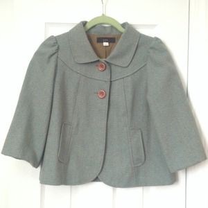 Crop jacket with 3/4 sleeves.