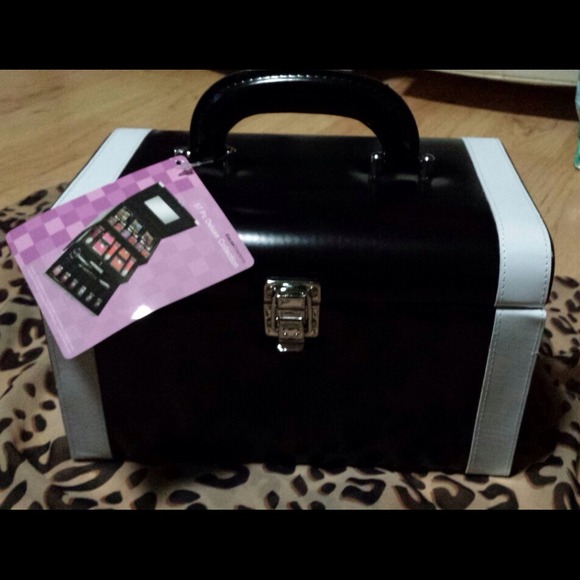 SOLD IN A BUNDLE🆕NWT 45PCS MAKE UP KIT💕🎄🎄🎄