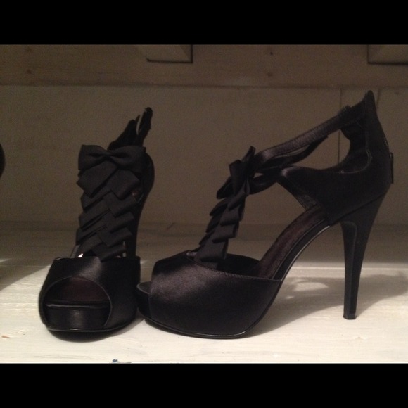 Black bow design high heels