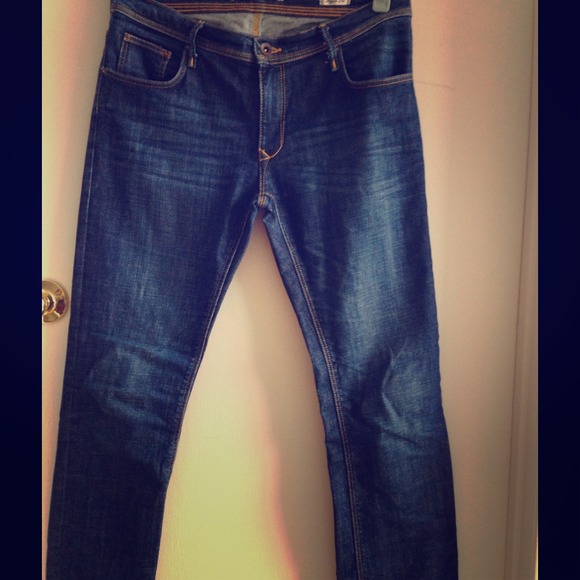 Straight cut, dark jeans, washed look!